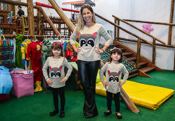 Patricia Maldonado com as filhas no aniversário de 5 anos de Victoria Kupfer