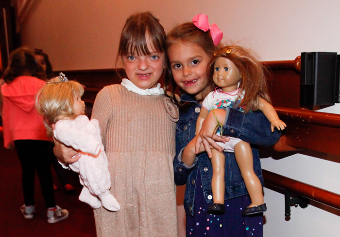 Rafaella Justus e amiguinha vão ao teatro acompanhadas pelas bonecas