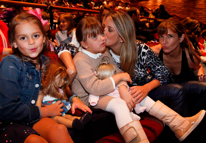 Ticiane Pinheiro dá beijinho na filha Rafela Justus