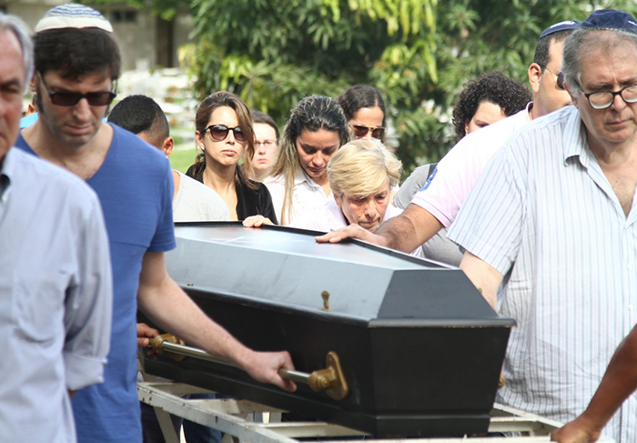 Corpo de Elias Gleizer chega ao cemitério, no Rio