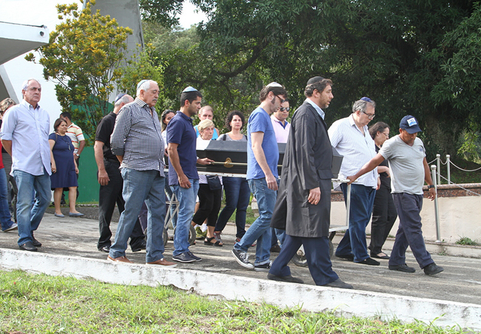 Familiares e amigos acompanham o trajeto do corpo de Elias Gleizer é sepultado, no Rio