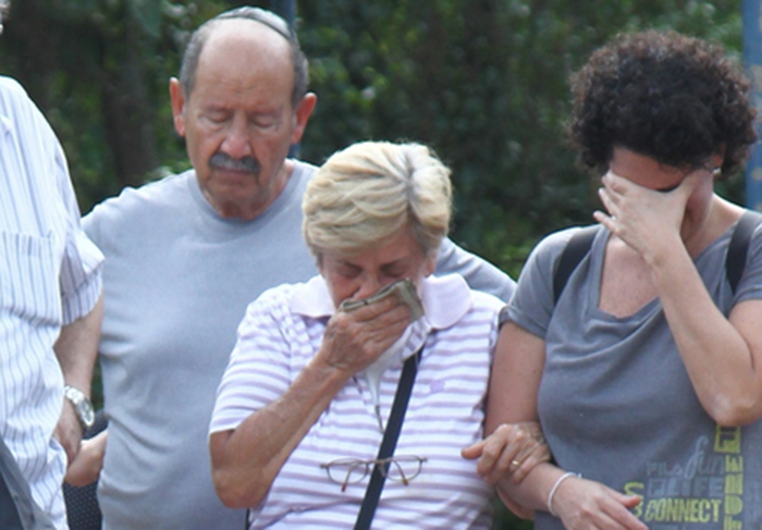 Família chora durante sepultamento do corpo de Elias Gleizer, no Rio