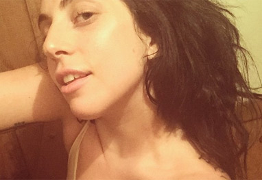 Lady Gaga dispensa maquiagem em selfie 