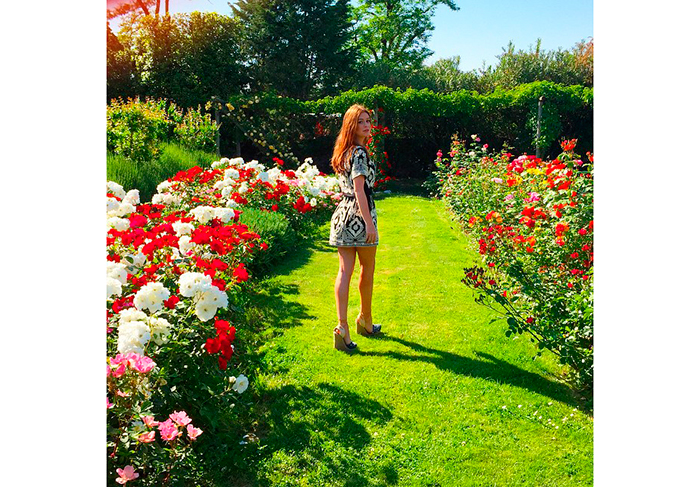 Na tarde de segunda-feira (18), ela foi conhecer um jardim da cidade italiana e mostrou que sim, tem como ficar ainda mais linda conforme passava pelo cenário italiano todo florido