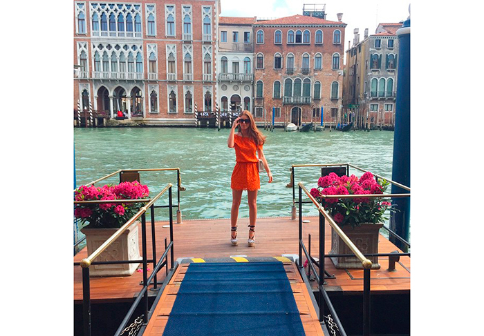 Antes de sair para um passeio de lancha, Marina mostrou seu look para a tarde em Veneza. Dá uma olhada no tamanho da plataforma da atriz! 