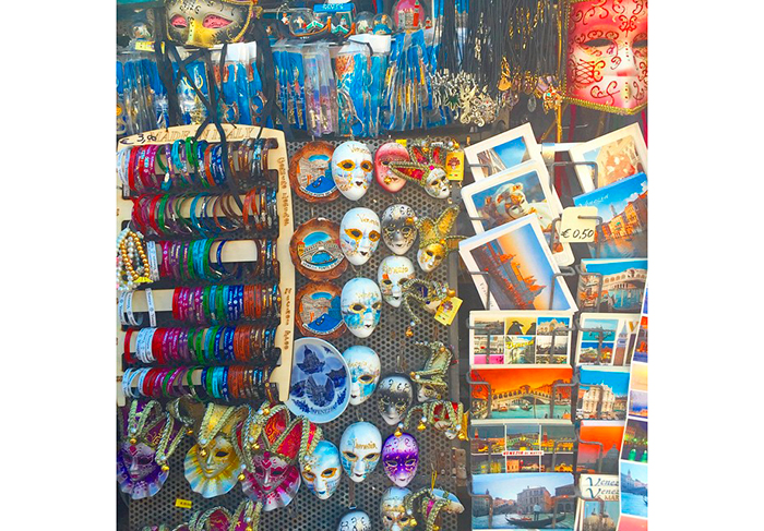 Máscaras, cartões postais, pulseiras e outros mimos também ficam expostos à venda nas bancas da cidade. Os turistas fazem a festa! 