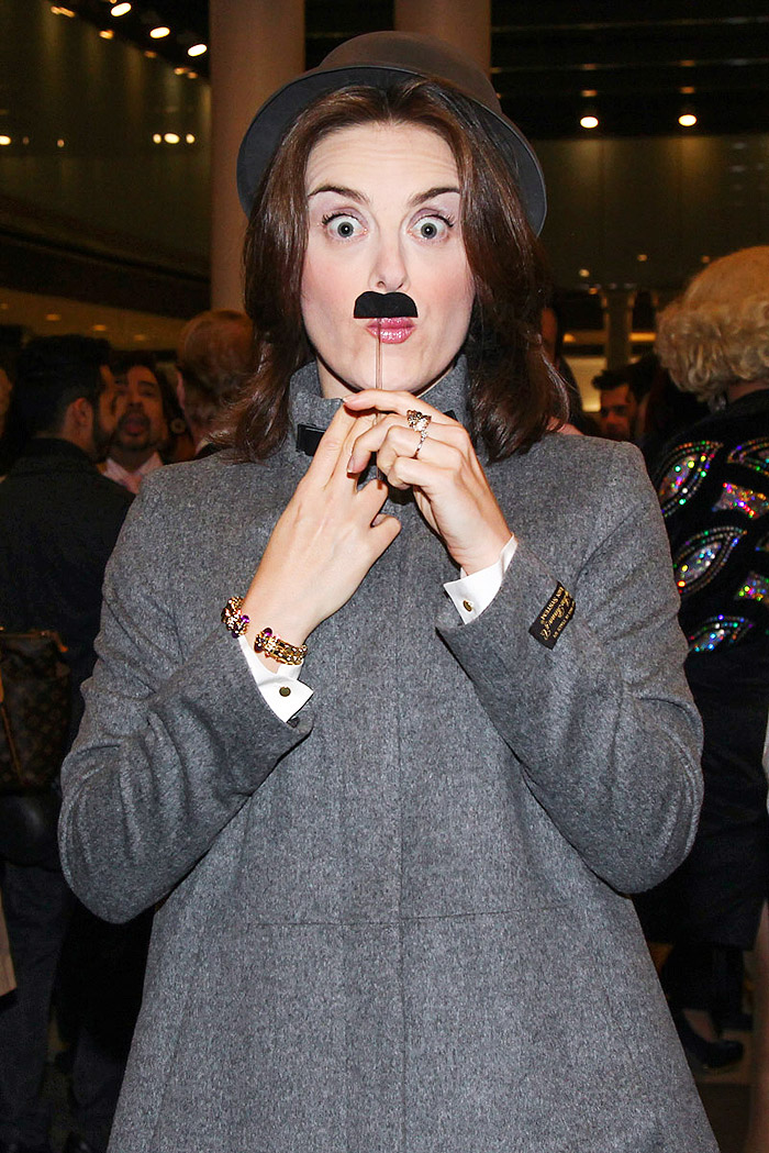 Alessandra Maestrini brincou com o bigode clássico de Chaplin depois do espetáculo