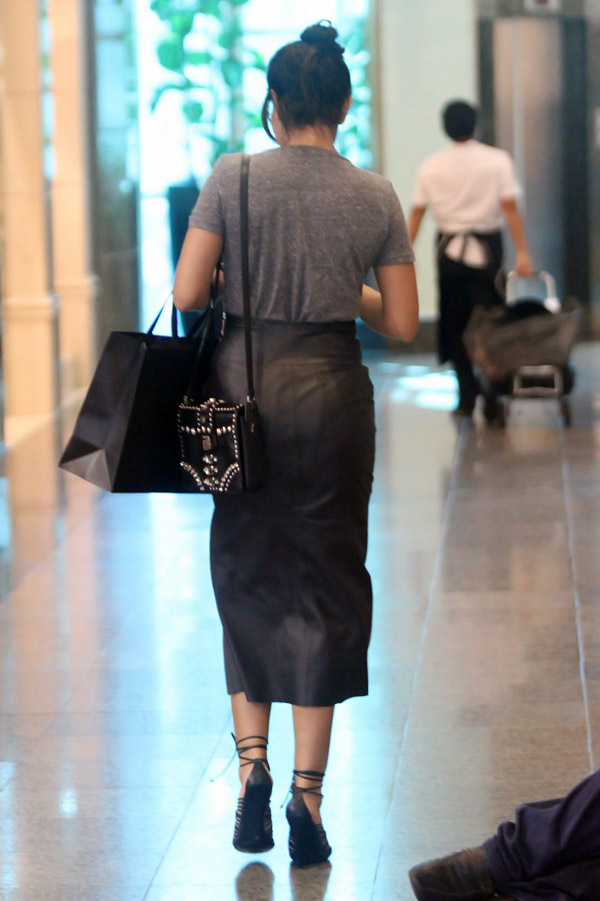 Juliana Paes usa look sensual para passeio em shopping