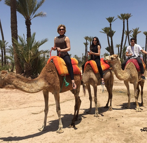  Claudia Raia esbanja classe até em cima de camelo