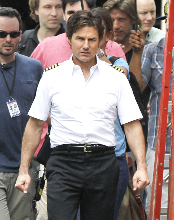 Tom Cruise usa roupa de piloto em cenas de novo filme