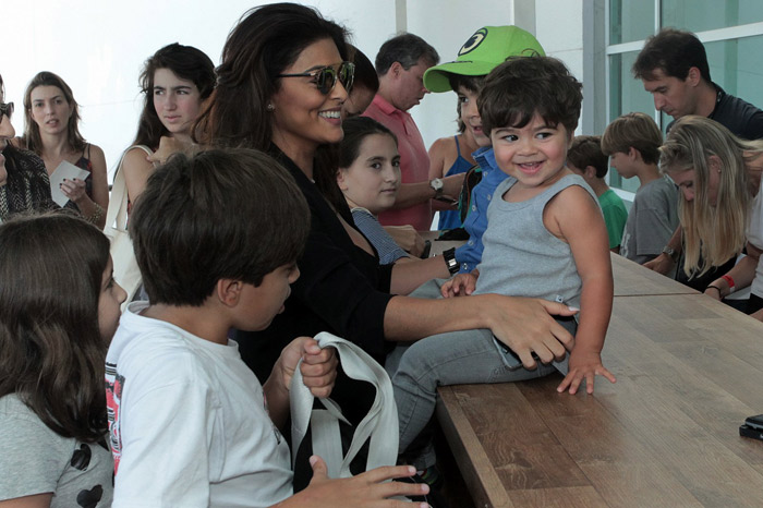 Juliana Paes se diverte com os filhos antes de espetáculo