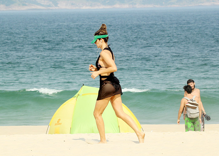 Fernanda Lima usa saída de praia sugestiva para corrida