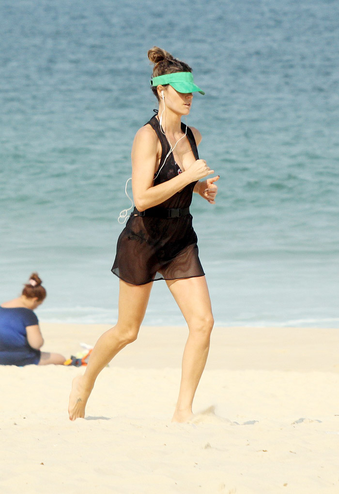 Fernanda Lima usa saída de praia sugestiva para corrida
