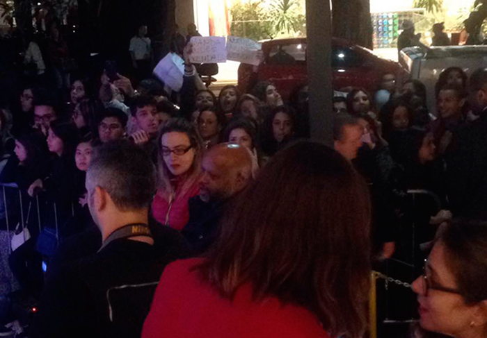 Fãs se aglomeram para ver Kendall Jenner em São Paulo