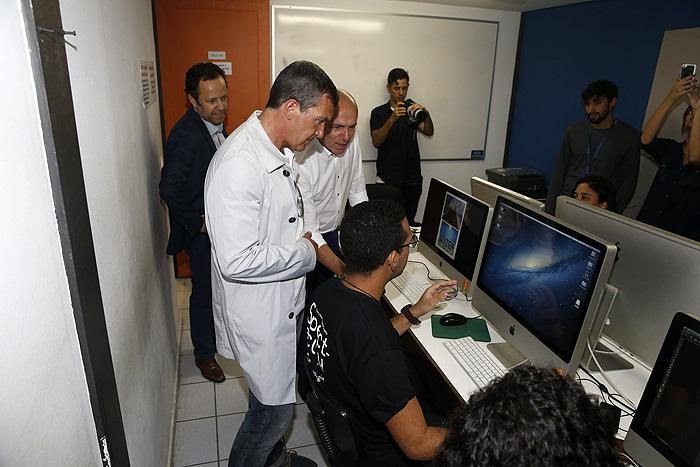 Antonio Banderas visita ONG no Rio