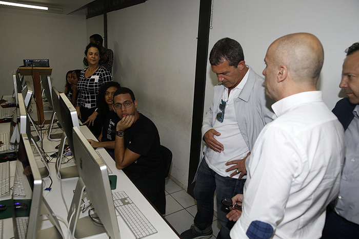 Antonio Banderas visita ONG no Rio