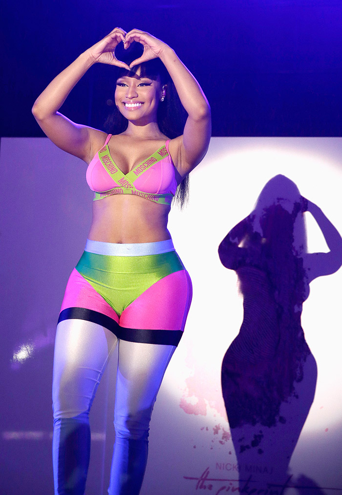 Nicki Minaj faz show com look decotado e de barriga de fora