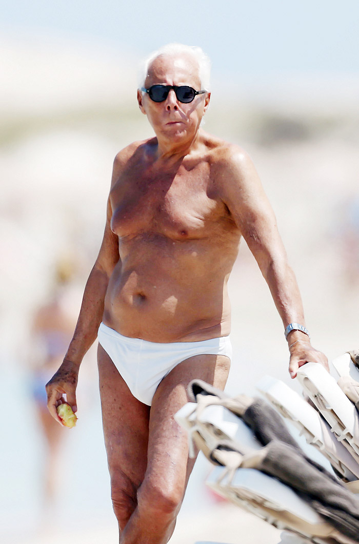 Giorgio Armani renova o bronzeado com sunguinha branca