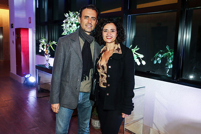 André Garolli posa com a esposa na entrada do aniversário de 10 anos do Teatro Shopping Frei Caneca