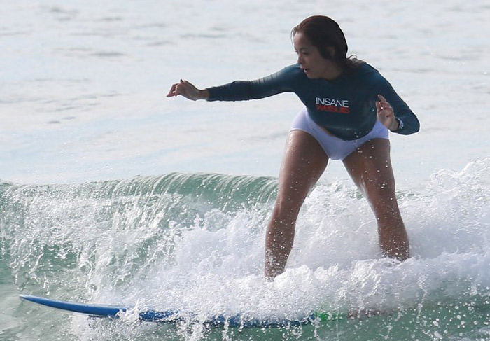 Carol Nakamura pega onda e esbanja boa forma no Rio