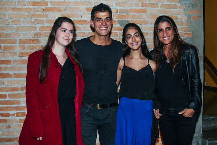 Du Moscovis com a esposa, Cynthia Howlett, e as filhas Gabriela e Sofia em estreia de peça em São Paulo