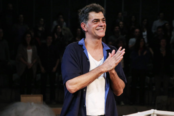 Du Moscovis recebe famosos em estreia de peça em São Paulo