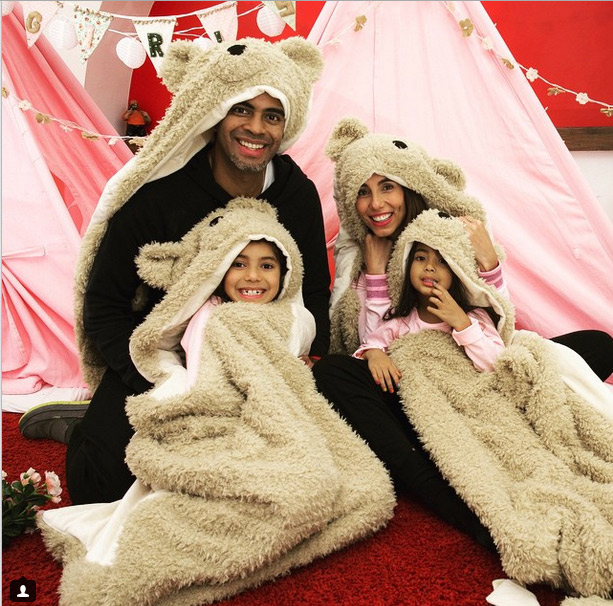 Tania Khalil curte festa do pijama com as filhas 