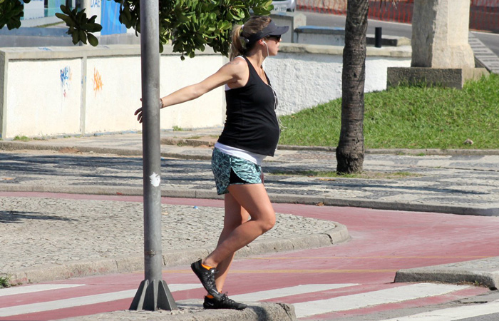 Grávidíssima, Luana Piovani se exercita na orla carioca