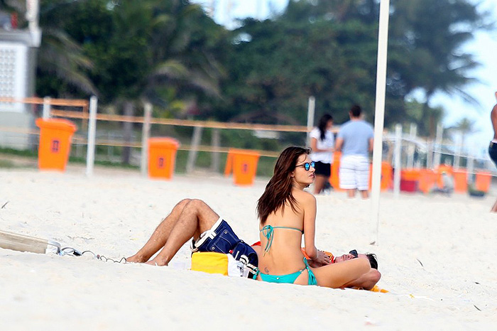 Alessandra Ambrósio curte dia na praia, no Rio