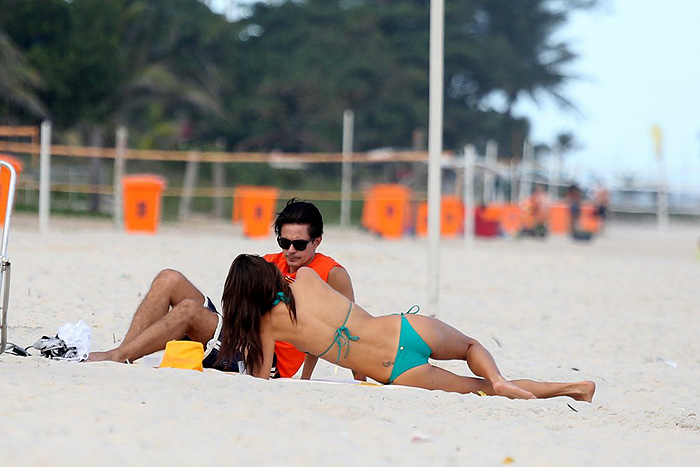 Alessandra Ambrósio curte dia na praia, no Rio