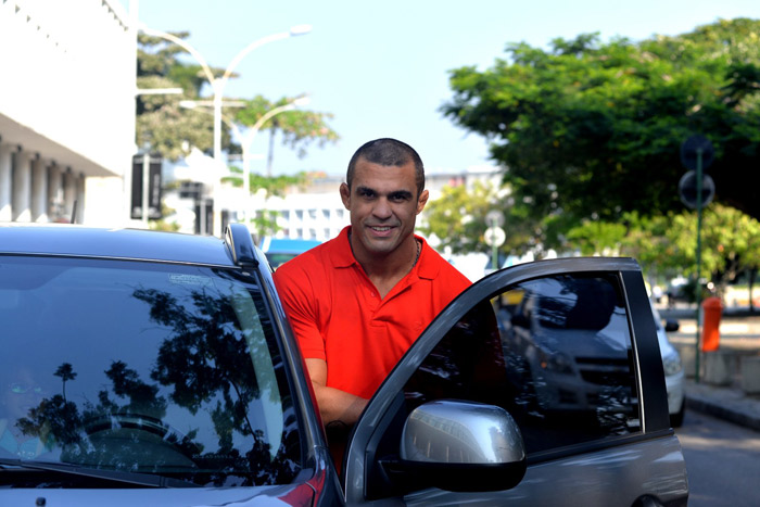 Vitor Belfort sorri para os fotógrafos ao desembarcar no Rio