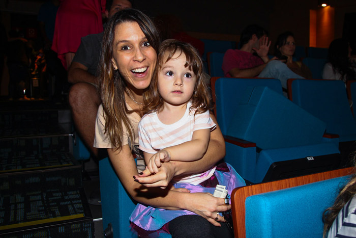 Sarah Oliveira leva filha Chloe em peça infantil, em São Paulo