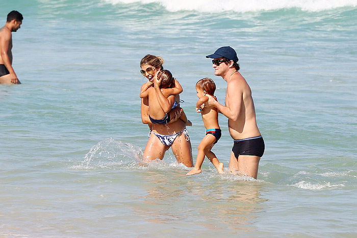 Marcelo Serrado mostra o lado paizão na praia com a família