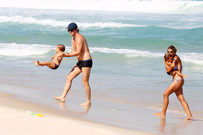 Marcelo Serrado mostra o lado paizão na praia com a família