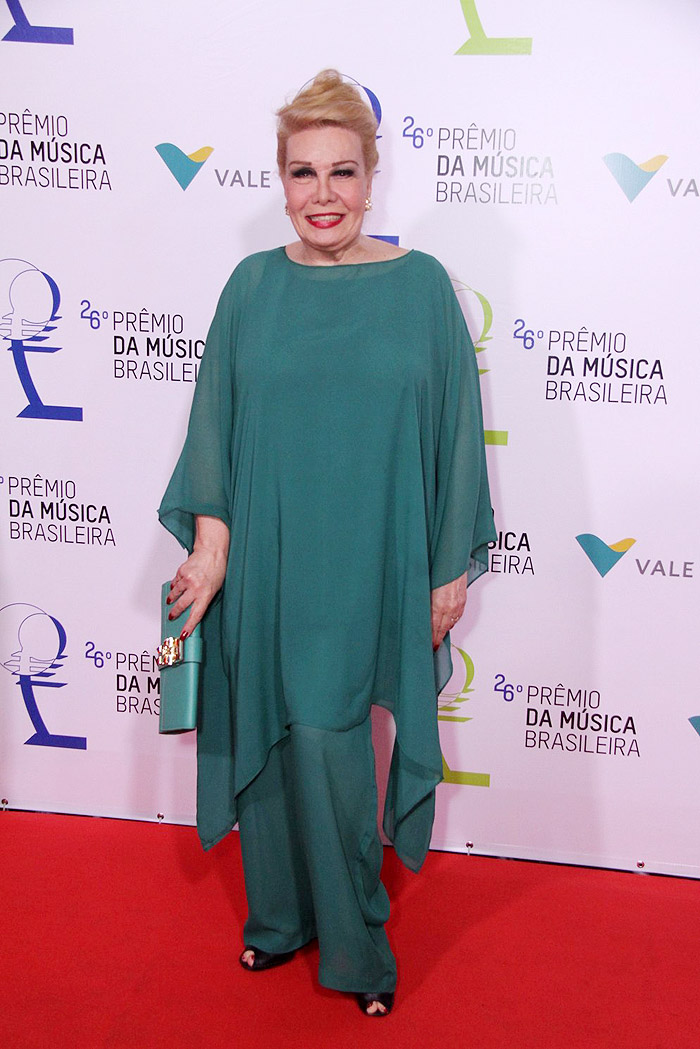 Rogéria chega toda trabalhada numa bata verde e mostra sua elegância na entrada do 26º Prêmio da Música Brasileira