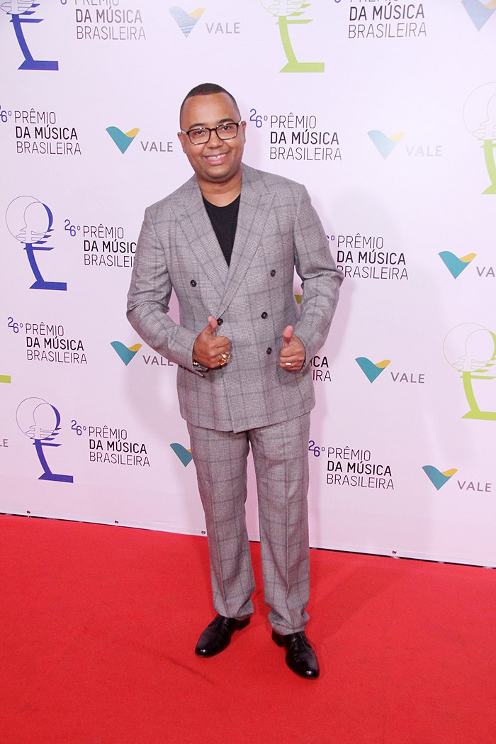 Dudu Nobre capricha no terno para 26ª edição do Prêmio da Música Brasileira, no Rio