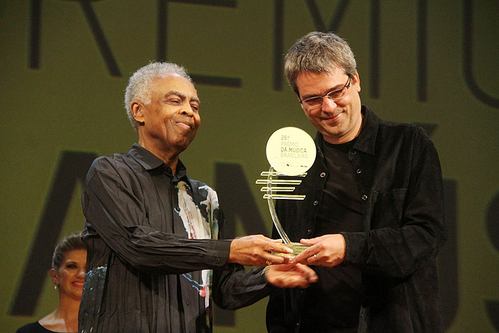 Gilberto Gil recebe o Prêmio de Melhor DVD pelo álbum Sambas, seu mais recente lançamento