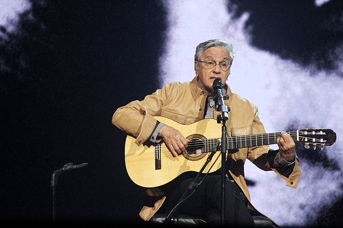Caetano Veloso homenageia a irmã durante o 26º Prêmio da Música Brasileira