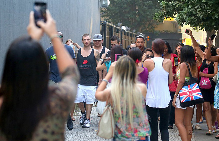 Nick Carter é rodeado por seguranças e fãs no Rio de Janeiro