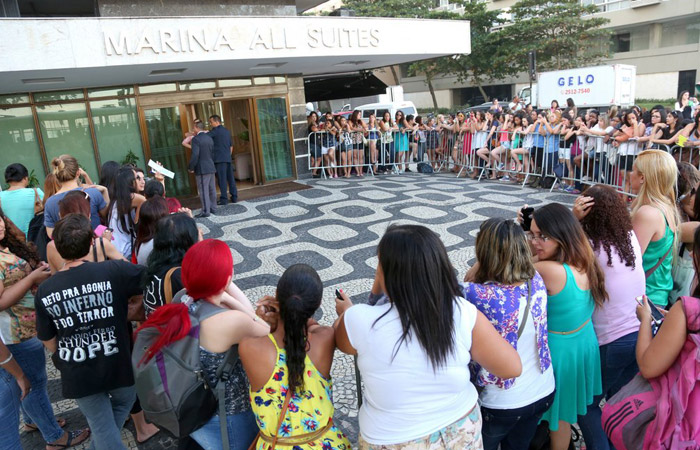 Nick Carter é rodeado por seguranças e fãs no Rio de Janeiro