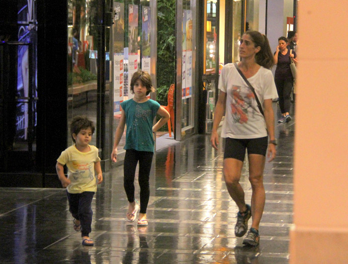 Cynthia Howlett leva os filhos para passear em shopping