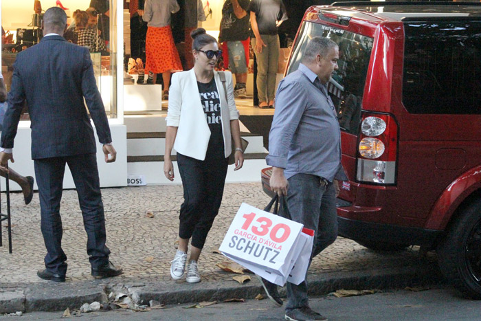 Juliana Paes esbanja carisma em loja de sapato