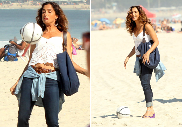 Camila Pitanga joga bola no intervalo de gravações na praia