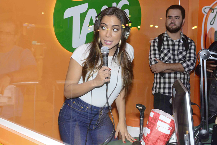 Anitta brinca com fãs durante presença em rádio 