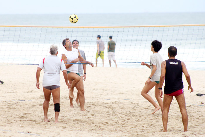 Renato Gaúcho se diverte no futevôlei na praia de Ipanema