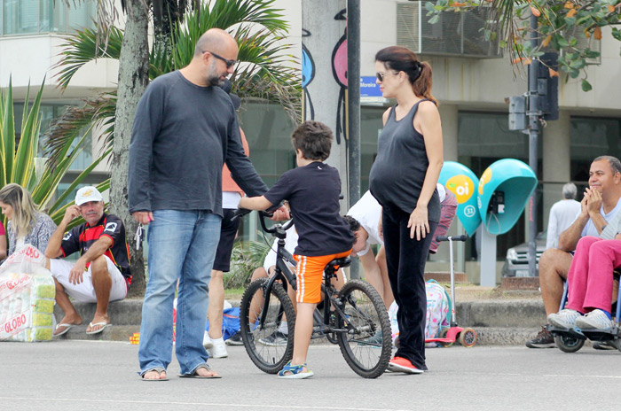 Apresentadora Mariana Gross exibe barrigão de grávida em passeio com o marido Guilherme Schiller