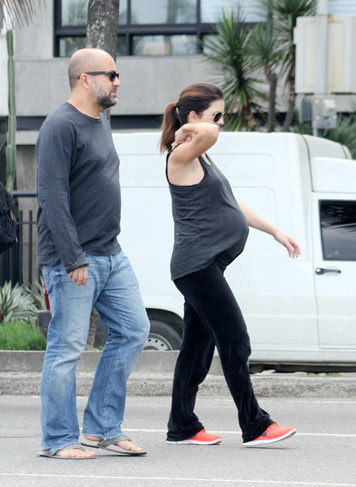 Apresentadora Mariana Gross exibe barrigão de grávida em passeio com o marido Guilherme Schiller