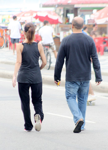 Mariana Gross em passeio com o marido Guilherme Schiller