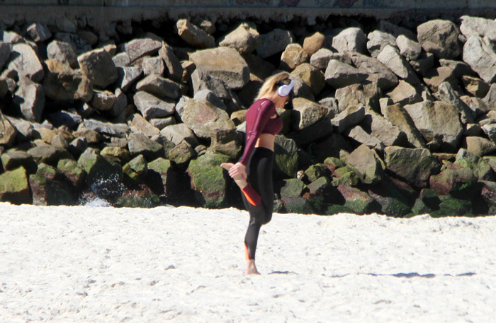 Danielle Winits mostra corpo sequinho ao correr no Rio 