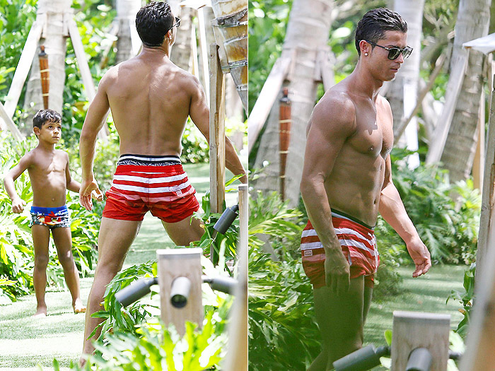 Sem camisa, Cristiano Ronaldo se diverte com o filho